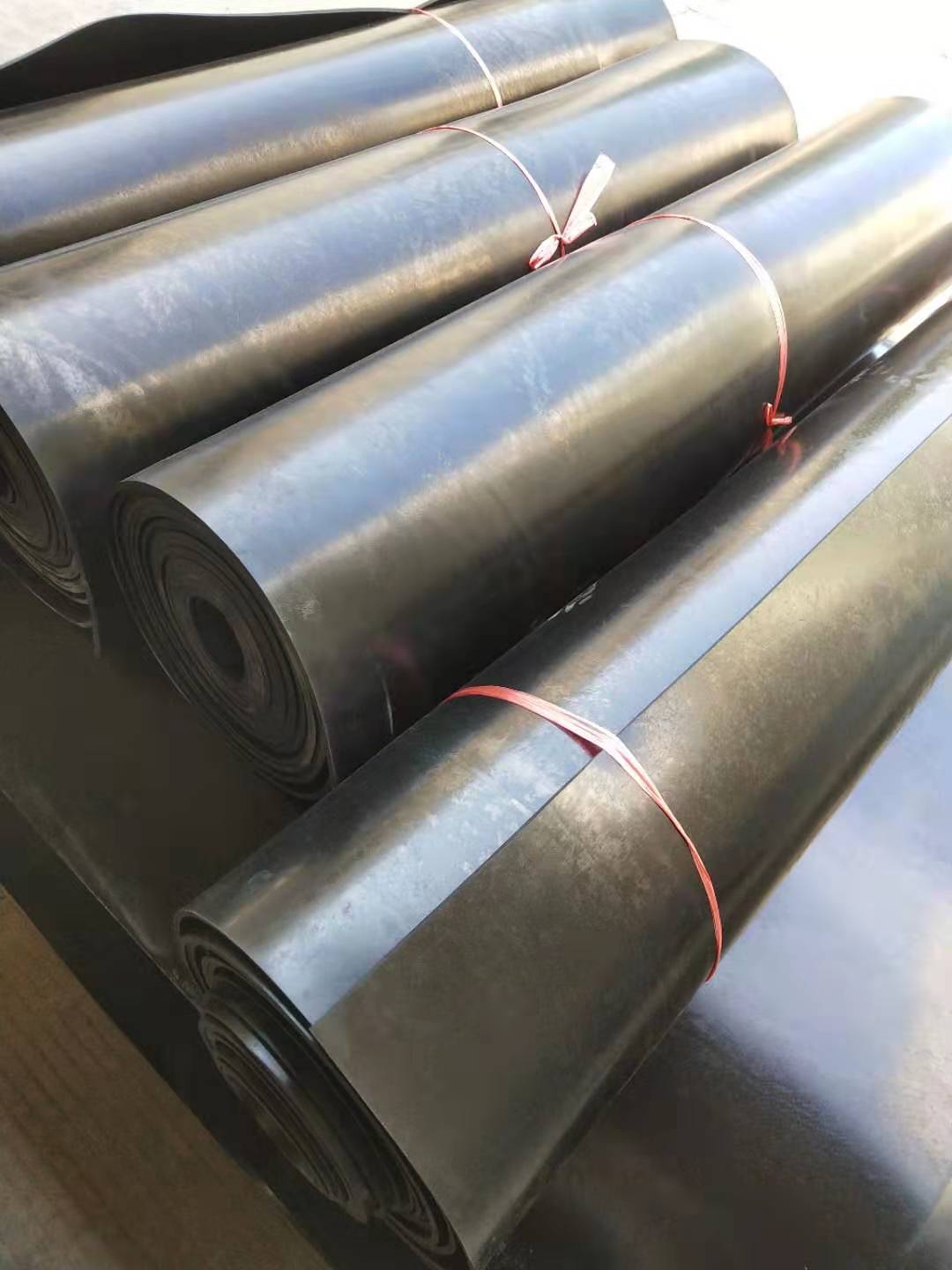 丁腈橡膠板：是由丁二烯和丙烯腈經(jīng)乳液聚合法制得的，丁腈橡膠主要采用低溫乳液聚合法生產(chǎn)。